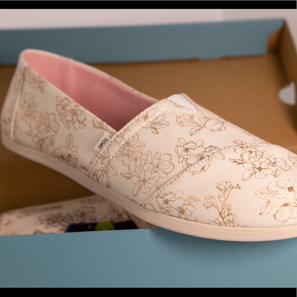 TOMS fall magnolia size 11 rose gold cream color